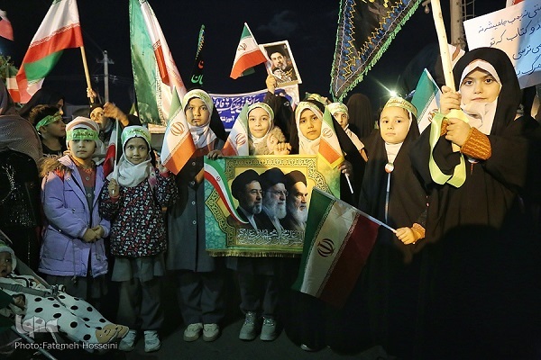 تشکیل زنجیره انسانی با پرچم مقدس ایران اسلامی