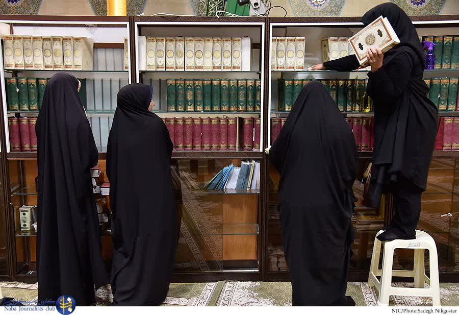 غبارروبی و عطرافشانی مسجد در دانشگاه شهرکرد به مناسبت آغاز هفته قرآن و عترت دانشگاه‌ها با حضور دانشجویان و اساتید دانشگاه شهرکرد 