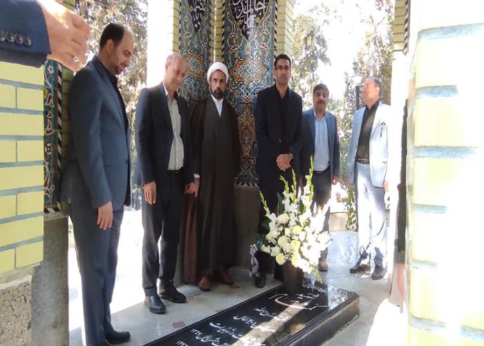 ادای احترام معاون فرهنگی جهاددانشگاهی به شهید گمنام در خرم‌آباد 