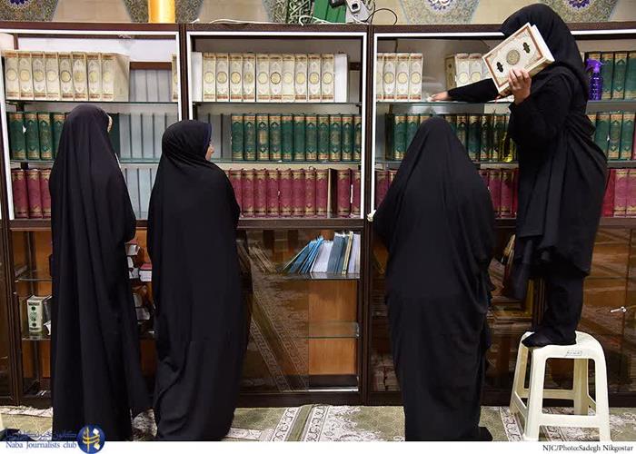 غبارروبی و عطرافشانی مسجد در دانشگاه شهرکرد به مناسبت آغاز هفته قرآن و عترت دانشگاه‌ها با حضور دانشجویان و اساتید دانشگاه شهرکرد 